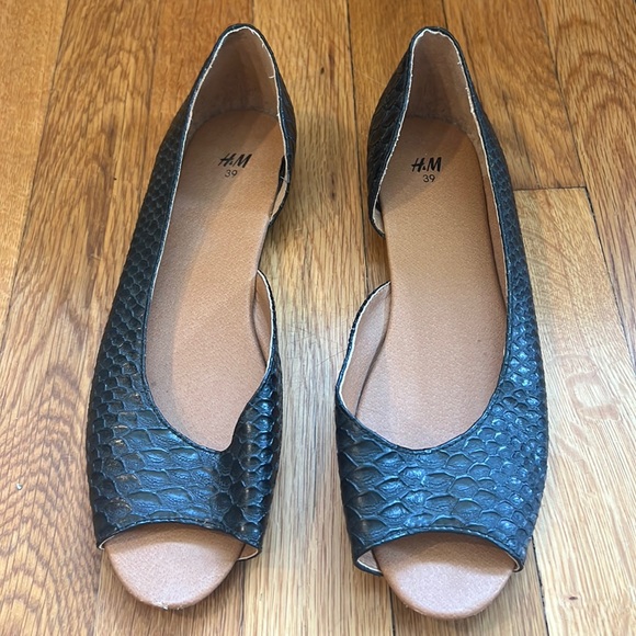 H&M black flats. Size 39.